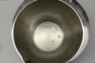 鸡蛋先分离好，蛋清要放在一个无油无水的打蛋盆里