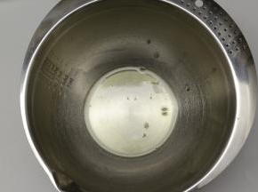 鸡蛋先分离好，蛋清要放在一个无油无水的打蛋盆里