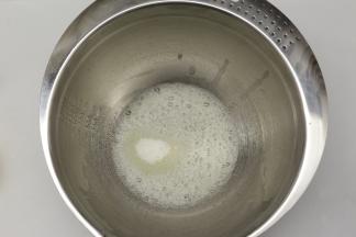 先打发蛋白，电动打蛋器先开在低速，先把蛋清打到鱼眼泡那样，再加入3分之一的细砂糖