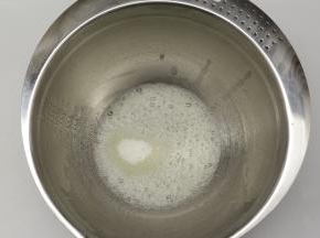 先打发蛋白，电动打蛋器先开在低速，先把蛋清打到鱼眼泡那样，再加入3分之一的细砂糖