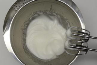 待蛋清打到稍微细腻软尖时再加入余下的细砂糖的2分之1