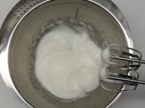 待蛋清打到稍微细腻软尖时再加入余下的细砂糖的2分之1