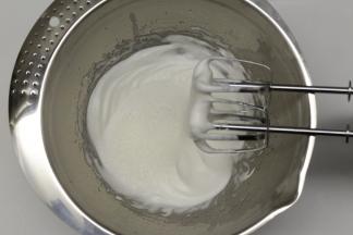 再继续打到立起打蛋形成小尖勾，再加入最后的细砂糖