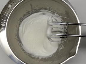 再继续打到立起打蛋形成小尖勾，再加入最后的细砂糖