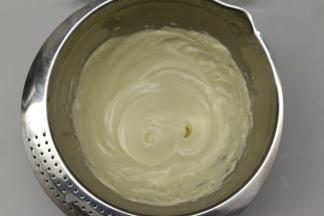 蛋白打发好后，再加入蛋黄，用电动打蛋器低速打发一会就好，混合均匀即可