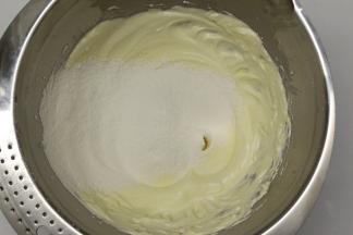 混合好的面糊筛入低筋面粉，用刮刀从2点钟往8点钟方向由下往上翻拌的方式