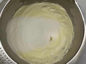 混合好的面糊筛入低筋面粉，用刮刀从2点钟往8点钟方向由下往上翻拌的方式