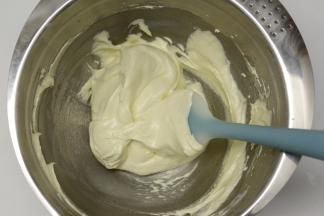 将蛋糕糊混合均匀好，混合到看不见干粉即可