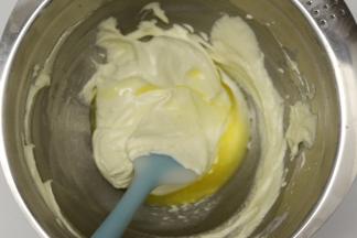 再倒入溶化的黄油，黄油顺着刮刀慢慢的倒入到面糊里