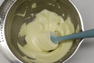 再用刮刀以翻拌的方式进行混合均匀即可