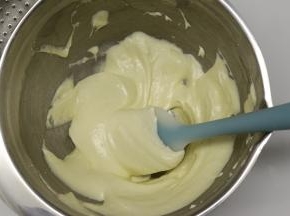 再用刮刀以翻拌的方式进行混合均匀即可