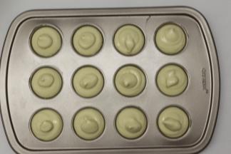 面糊挤到一边的模具里，挤到全满，最好是挤出高点