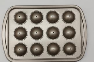 这样盖上另一边模具时，做出来的成品也很更饱满点