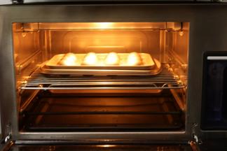 烤箱提前先预热好180度10分钟后，把蛋糕放入烤箱中层180度15分钟（