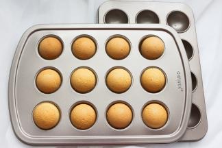 烤好的蛋糕出炉后，马上脱模后晾凉待用，这款模具很好脱模一点都没粘