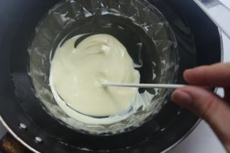 白巧克力隔水溶化，棒棒糖纸棒沾一点巧克力