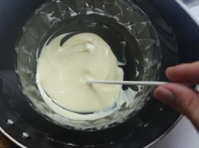 白巧克力隔水溶化，棒棒糖纸棒沾一点巧克力