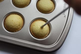 再插入蛋糕中间，不要插得太深，然后放在一边待干