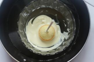 待干后，再把蛋糕放均匀地沾上巧克力液，然后放晾待干