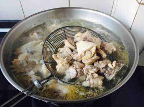 鸡块焯水，鸡块和大量的水同时放入锅里，大火煮开，煮约5分钟左右，鸡块捞出备用。
撇去焯鸡块汤水中的浮末，汤水留做备用。
