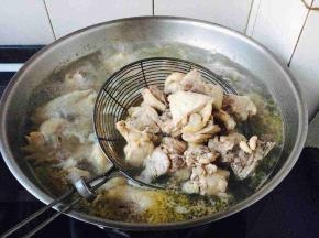 鸡块焯水，鸡块和大量的水同时放入锅里，大火煮开，煮约5分钟左右，鸡块捞出备用。
撇去焯鸡块汤水中的浮末，汤水留做备用。