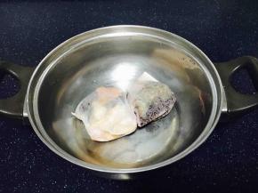 把A料包的10味料放在料包袋里，放在小锅里用水煮开，把水倒掉，料包留着备用。这一步主要是消毒。