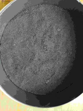 准备一个六寸活底模具，底部垫油纸，融化的黄油和奥利奥并搅拌，倒入模具中，用勺子压平，放冰箱冷藏备用