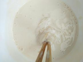 酸奶倒入碗中，放一片吉利丁，放入70度左右的水中隔热融化吉利丁并搅拌均匀