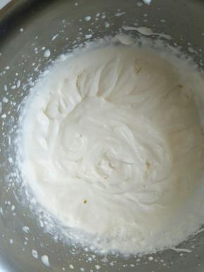 淡奶油加糖打至六分发