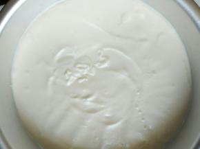 酸奶和淡奶油混合均匀，并倒入模具，用工具刮平，放入冰箱冷冻半小时