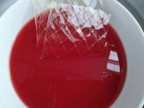 取一百克西瓜汁放两片吉利丁隔水加热融化搅匀，然后和剩余的西瓜汁一块搅拌均匀