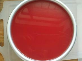 冷冻室拿出模具倒入西瓜汁，正好满模，冰箱冷冻一个半小时