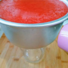 一个半小时以后，把模具拿出放在一个高点的玻璃杯上，并用吹风机低档吹模具，一会模具会自动滑下，至于底模因为我们提前铺了油纸，也可轻松拿下