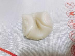 20分钟后 取一条中间按下
擀成圆片