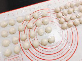 半小时后 油皮 油酥 分别分成24分
油皮大约18g一个
油酥大约11g一个

盖保鲜膜