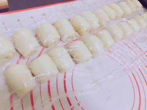 依然是全部擀好 盖保鲜膜 醒20分钟