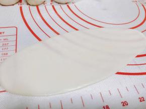 取一个球擀成牛舌状
注意不要擀破皮