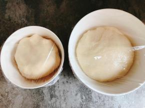 油酥混合成团 
油皮 油酥 盖保鲜膜醒发半小时