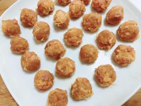 分成24个球 大约13-14g一个
建议盖保鲜膜 放入冰箱冷藏一下比较好用