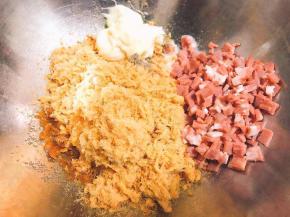 培根切碎 和 肉松 沙拉酱 黑胡椒 油一起搅拌均匀