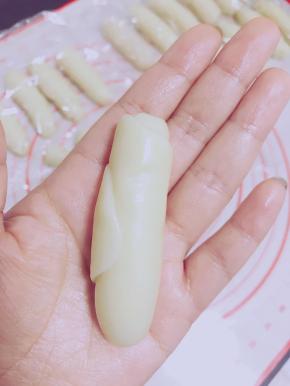 用手掌心从下向上搓起来
卷成这样的卷