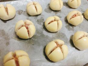 用锋利的刀划开表面
要划到可以看见馅儿哦