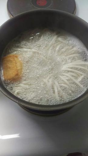 煮面，沸水后下面，煮的自己喜欢的软硬程度。