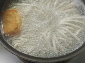 煮面，沸水后下面，煮的自己喜欢的软硬程度。
