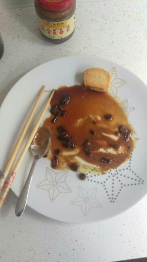 把酱料加在一起搅拌均匀（豆腐抢镜头了，哈哈）