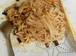 面煮好了以后去掉水，放入盘子里面搅拌均匀。就可以开吃咯！