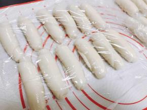 全部擀好 盖保鲜膜 醒发20分钟