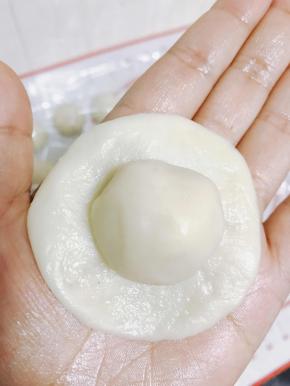 取一个油皮按扁包入一个油酥球
不用的面 盖保鲜膜