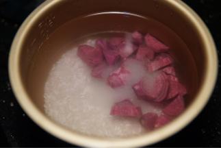 放入适量冰糖，或者白糖