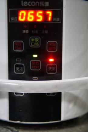 电饭煲选择煲粥键即可